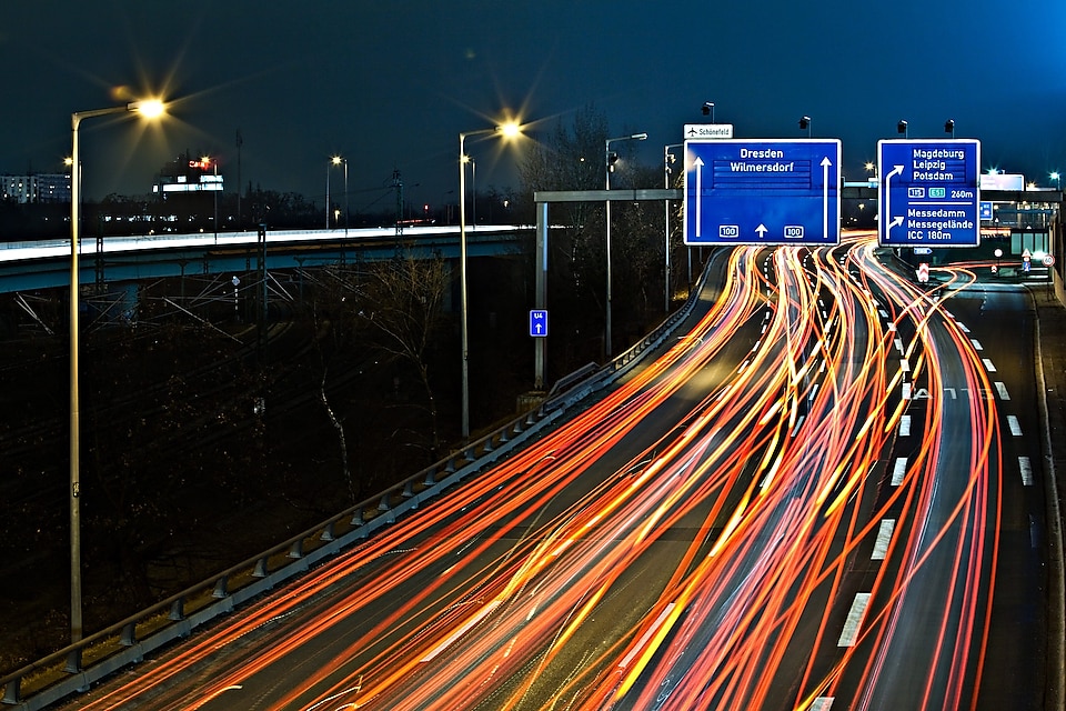 Autos bei Nacht auf der Autobahn