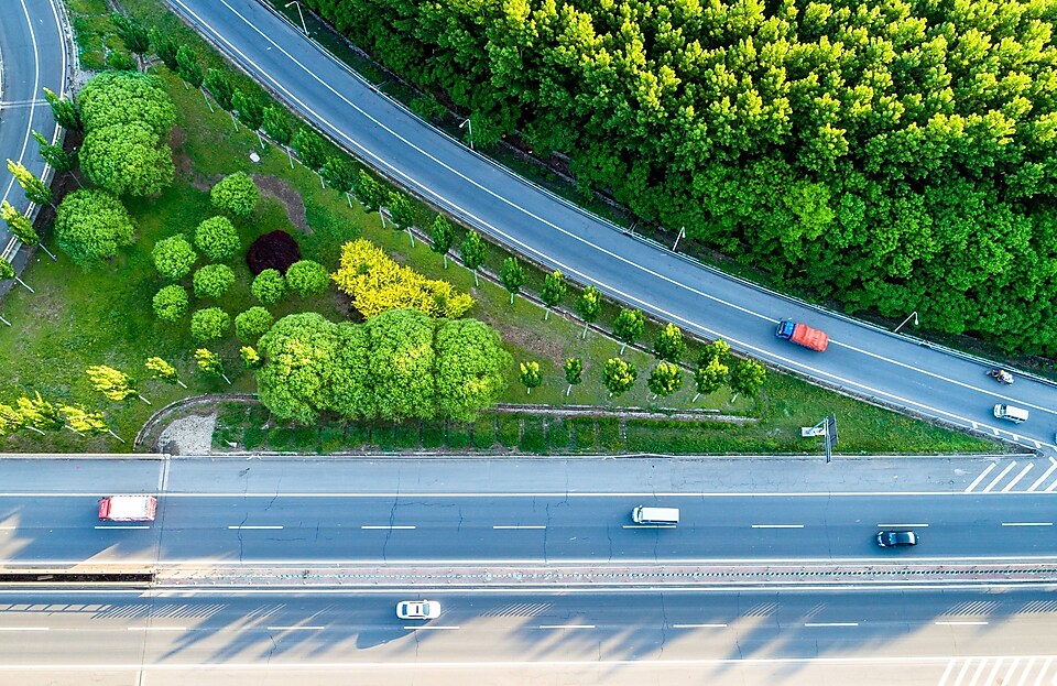 Luftbild von einer Autobahnausfahrt, mit viel Grün
