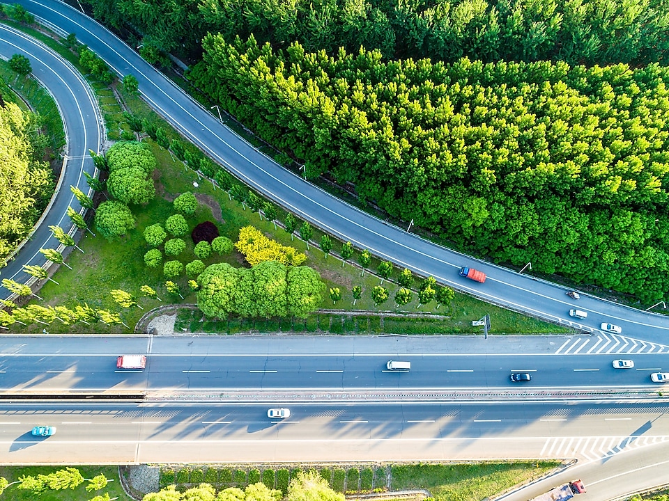 Luftbild von einer Autobahnausfahrt, mit viel Grün