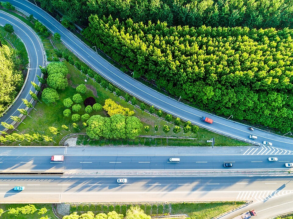 Luftbild von einer Autobahnausfahrt, mit viel Grün