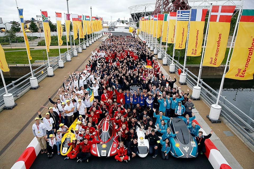 Die Studierenden der Fachhochschule Haute école Arc aus Neuchâtel (Kanton Neuenburg) posieren beim Shell Eco-marathon vor ihren beiden selbst entwickelten Fahrzeugen.