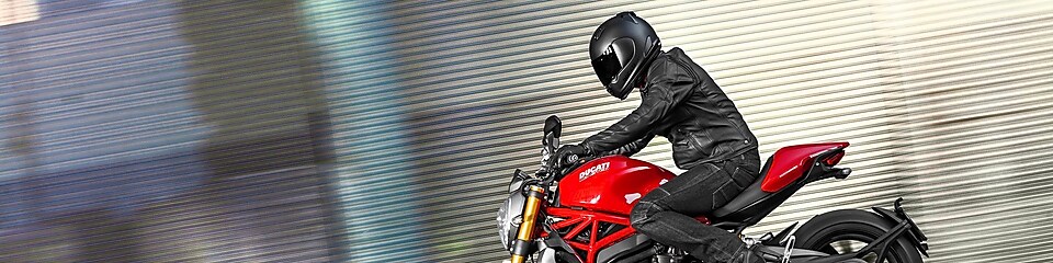 Mann auf einem Motorrad, das das überlegene Motorenöl für Motorräder nutzt