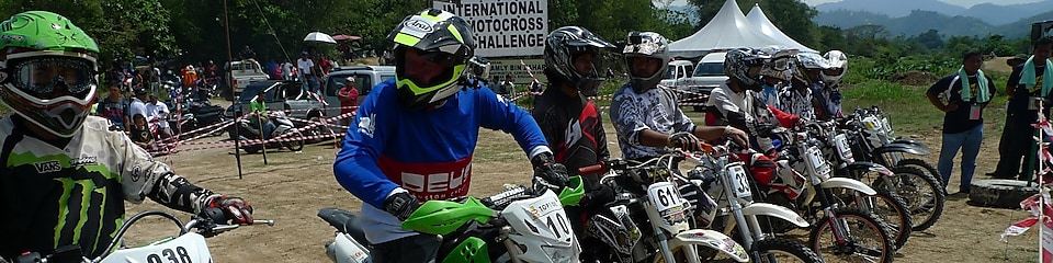 Motorcross Motorräder, die sich am Start aufstellen
