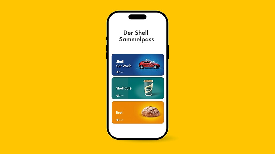 Ansicht Handy mit Screenshot von geöffnetem Shell Café Sammelpass   und verschiedene Kaffees in Bechern