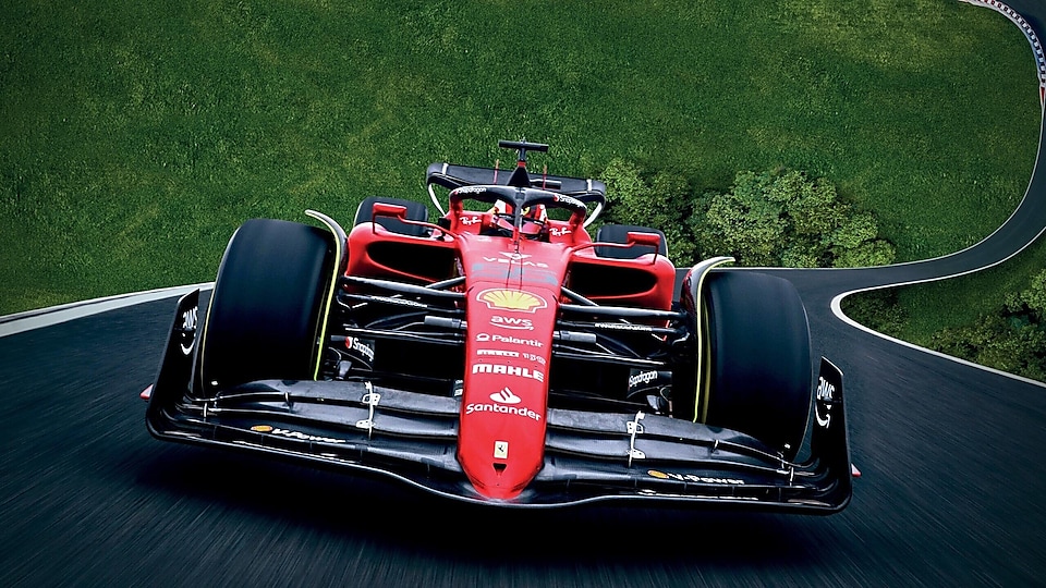 Ferrari Rennwagen auf einer Rennstrecke