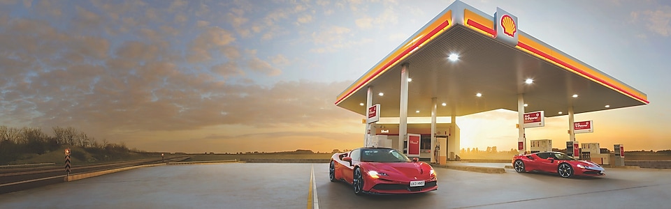 Ferrari stehen auf einer Shell Tankstelle 