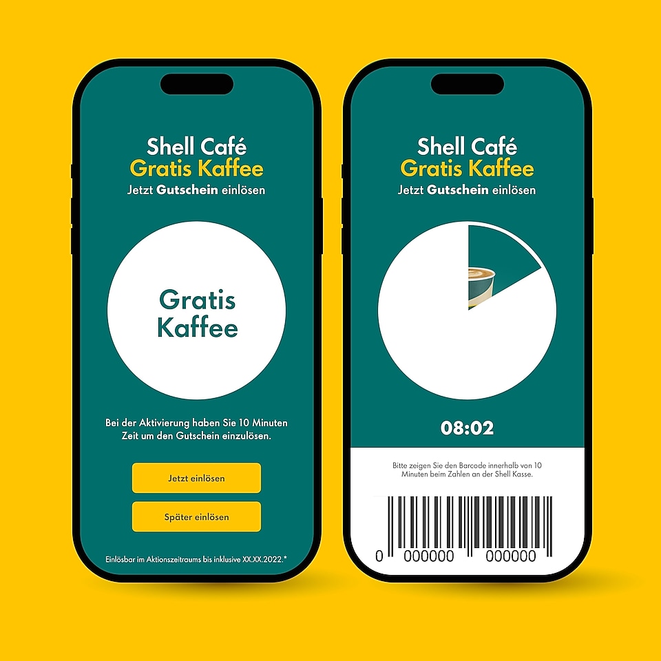 Ein Handy, das den Shell Café Sammelpass zeigt, wird von einer Hand gehalten, im Hintergrund sind Kaffee in Tassen von oben zu sehen