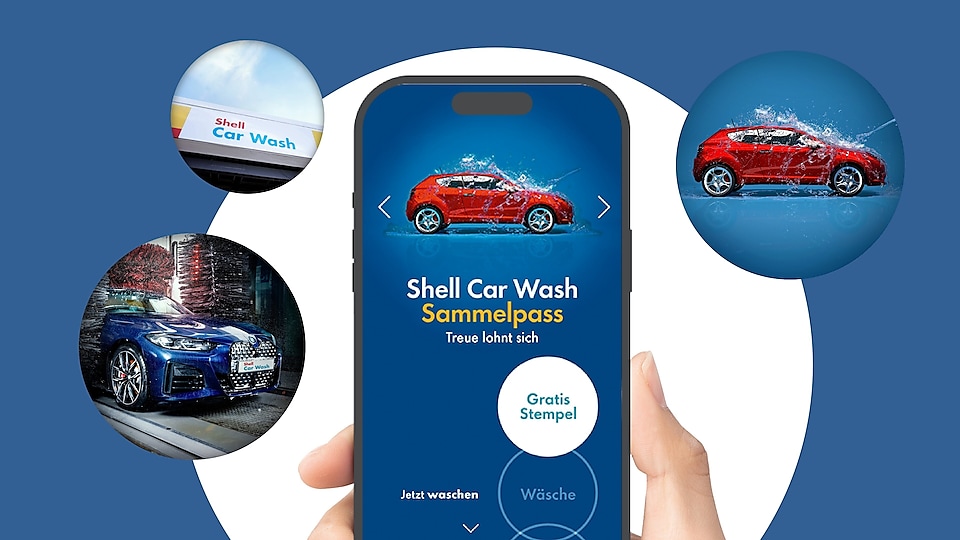 Ein Handy, das den Shell Car Wash Sammelpass zeigt, wird von einer Hand gehalten, im Hintergrund sind Bilder von Autos und der Waschanlage in runden Kreisen zu sehen