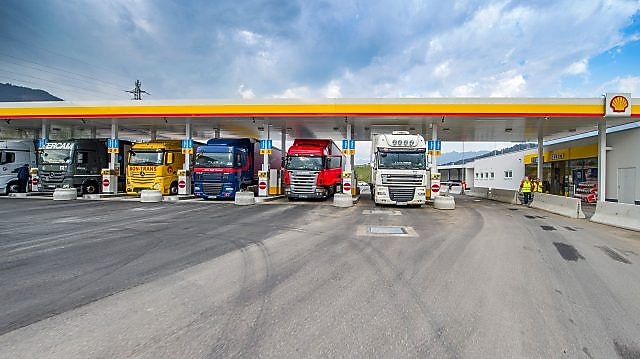 LKW an einer Shell Station