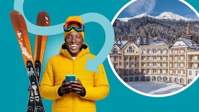 Junger Mann in gelber Winterjacke und Mütze hält ein Smartphone in der Hand; links daneben stehen zwei orangefarbene Skier mit Schneeresten. Im Hintergrund führt ein geschwungener Pfeil zu einem runden Bildausschnitt, der ein großes, gelbes Hotel vor verschneiten Bergen und Nadelwald zeigt. Der Hintergrund ist türkisblau.