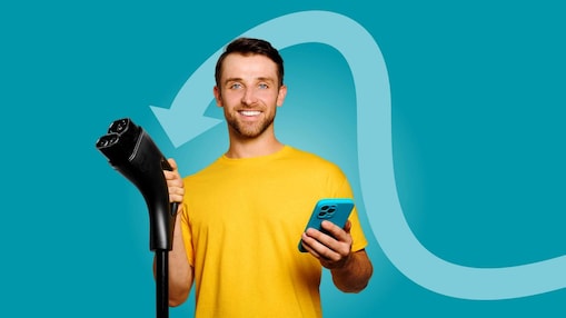Ein Mann in gelbem T-Shirt hält ein Ladekabel für Elektroautos in der einen Hand und ein Smartphone in der anderen vor einem blauen Hintergrund mit, ein geschwungener Pfeil zeigt auf Smartphone.