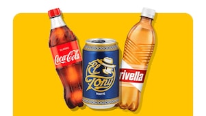 Coca-Cola- und Rivella-PET-Flasche sowie El Tony Mate-Dose auf gelbem Hintergrund.