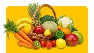Korb einer grossen Auswahl verschiedener Obst- und Gemüsesorten auf gelbem Hintergrund.