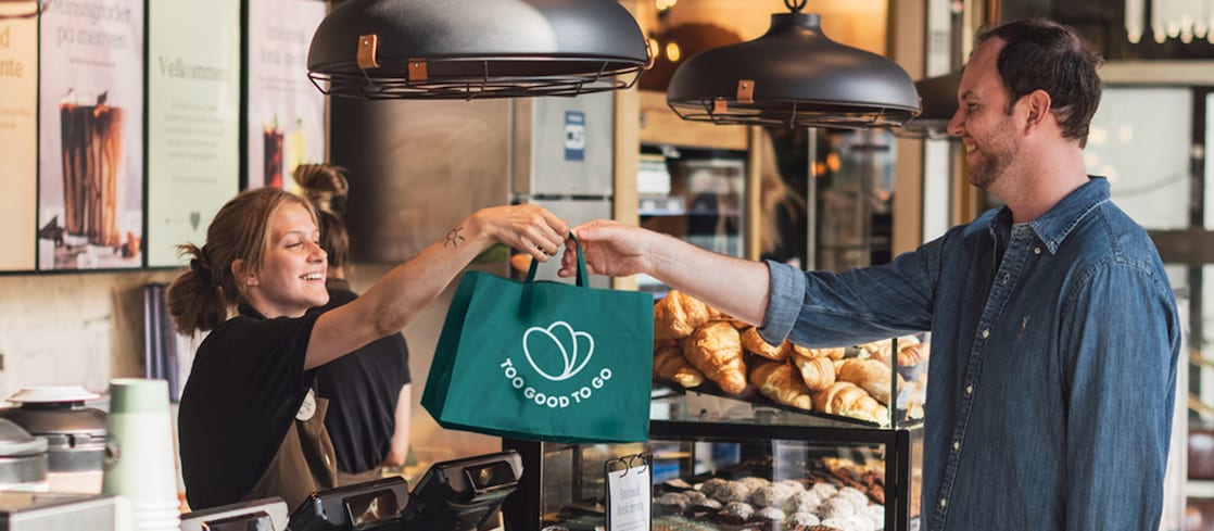 Ein Kunde an der Shell Station, der eine Too Good To Go Überraschungstüte entgegennimmt.