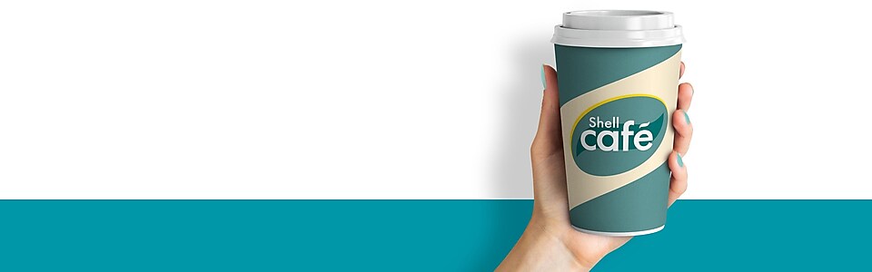 Une main tient un gobelet de café Shell sur un fond blanc-turquoise. Texte sur perturbateur jaune : Boisson chaude GRATUITE.