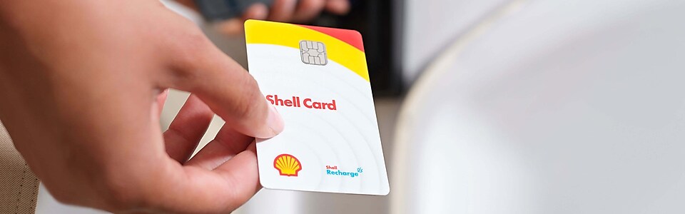 Eine Person hält eine Shell Card in die Kamera.