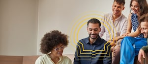 Cinq personnes sont assises en groupe dans un bureau