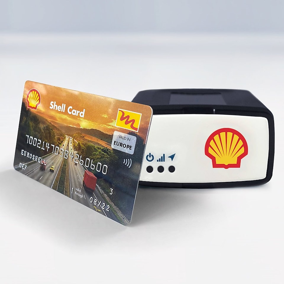 La photo montre une image de la Shell Card avec le dongle de bord Geotab.