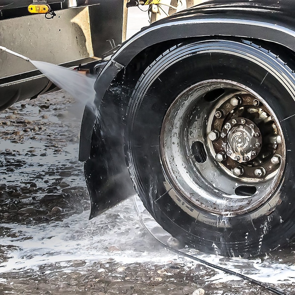 Un camion est nettoyé avec un nettoyeur à haute pression.