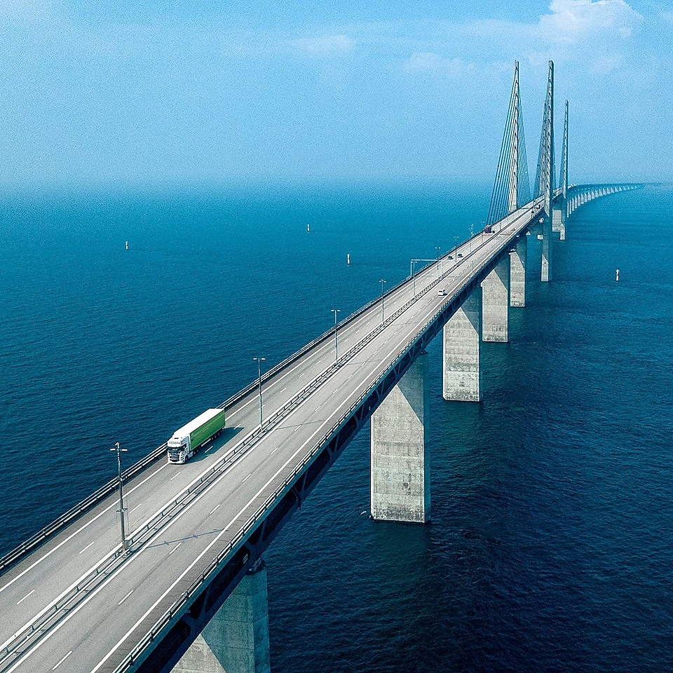 On voit le pont de l'Öresund, qui relie le Danemark à la Suède.