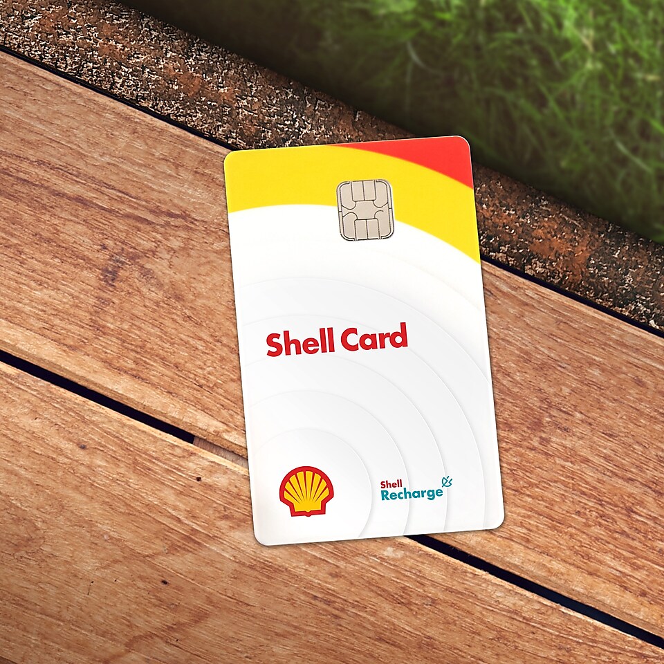 Une Shell Card est posée sur un banc de parc.