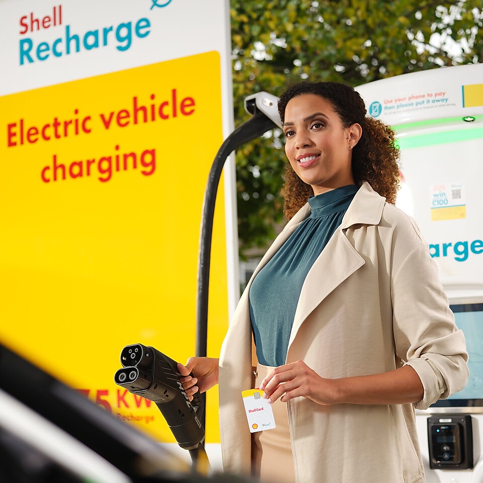 Le conducteur charge son véhicule électronique à une station de recharge e-mobilité.