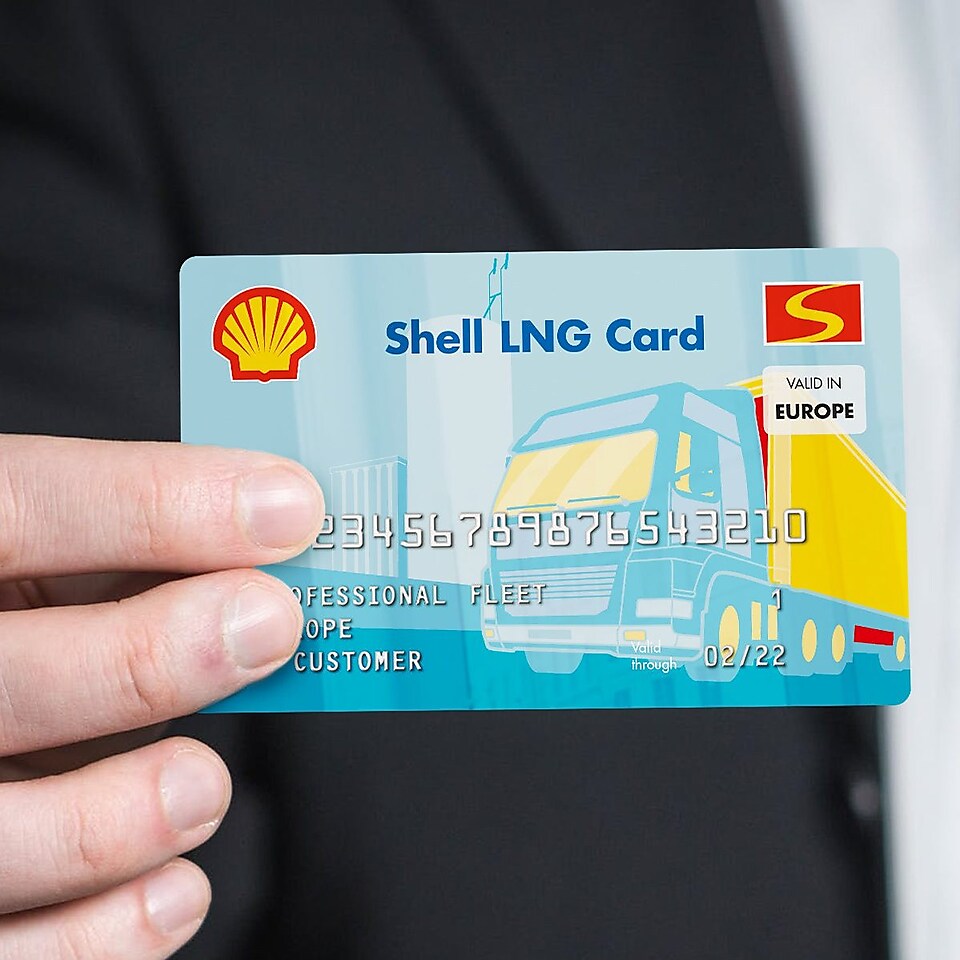 Eine Person hält die Shell LNG Card.