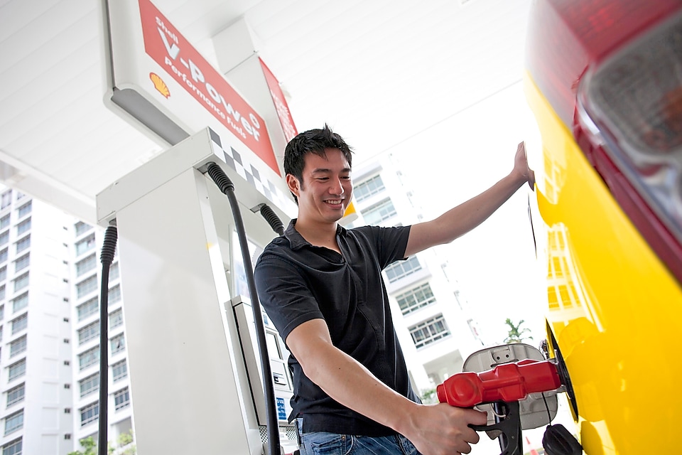 man fueling the car