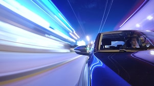 Voiture bleue brillante, la nuit