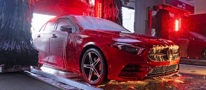 Une Mercedes-Benz est représentée devant une station de lavage, symbolisant Shell Car Care et Shell Car Wash.