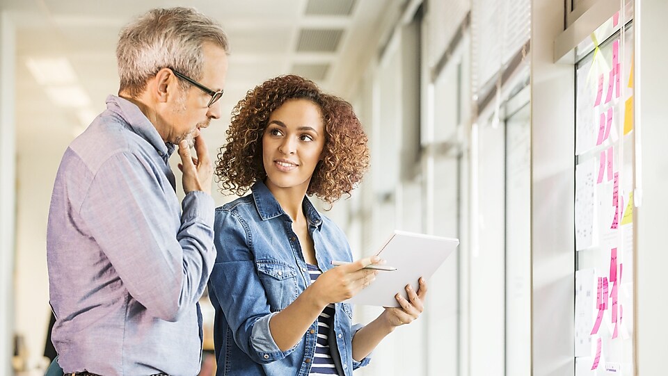 Une équipe en pleine conversation