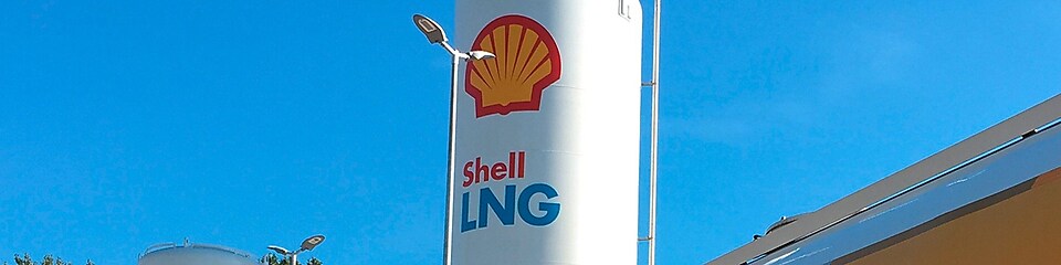 Camion-citerne Shell à une station de GNL Shell