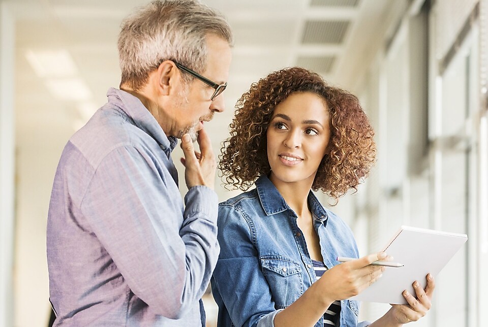 Une équipe en pleine conversation