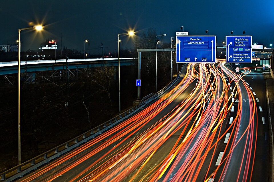 Voitures de nuit sur une autoroute