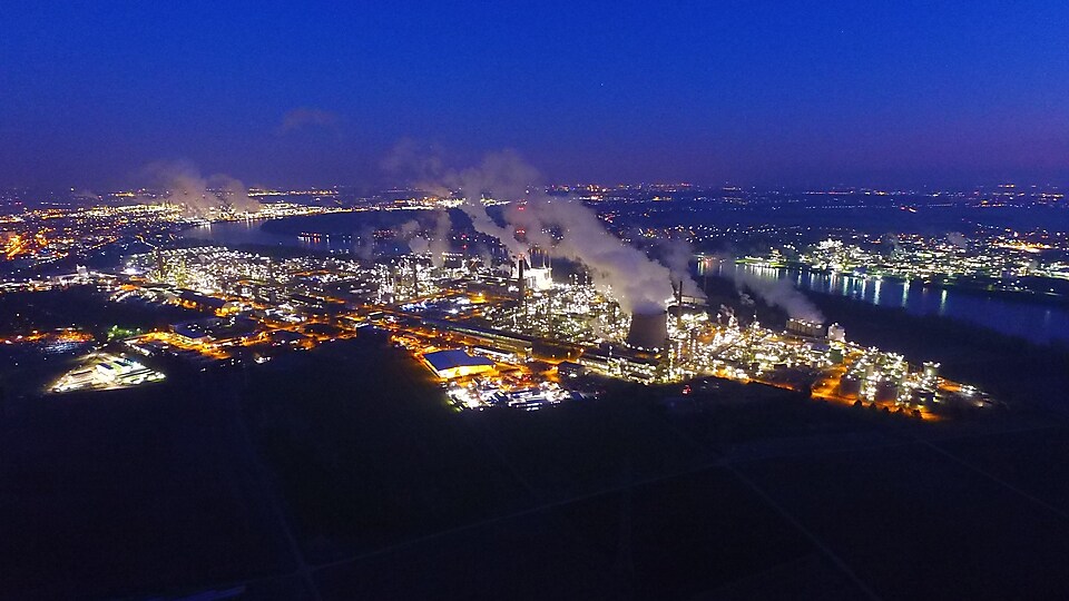Lumières de la raffinerie Shell Rheinland dans la nuit