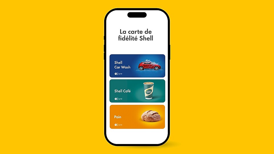 Vue du téléphone portable avec capture d'écran du pass collectif Shell Café ouvert et différents cafés en gobelets​