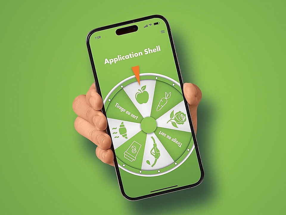 Une main présente un smartphone avec un écran de roue de la fortune sur un fond vert.