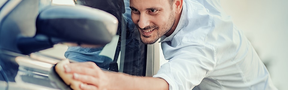 L’homme polit sa voiture fraîchement lavée