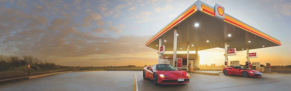 Ferrari stehen auf einer Shell Tankstelle