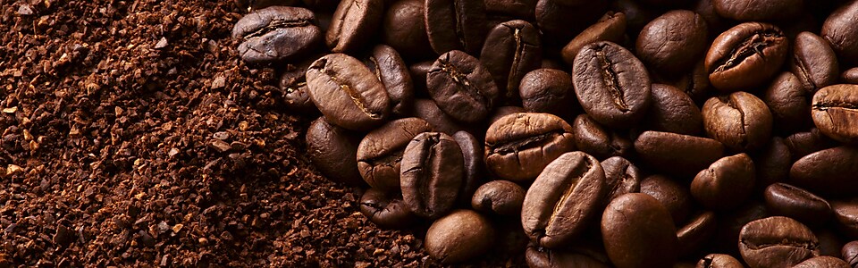 Café et croissant sur un fond sombre