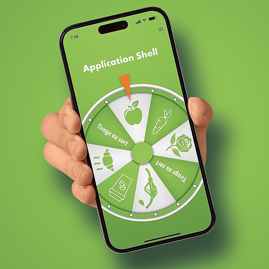 Une main présente un smartphone avec un écran de roue de la fortune sur un fond vert.