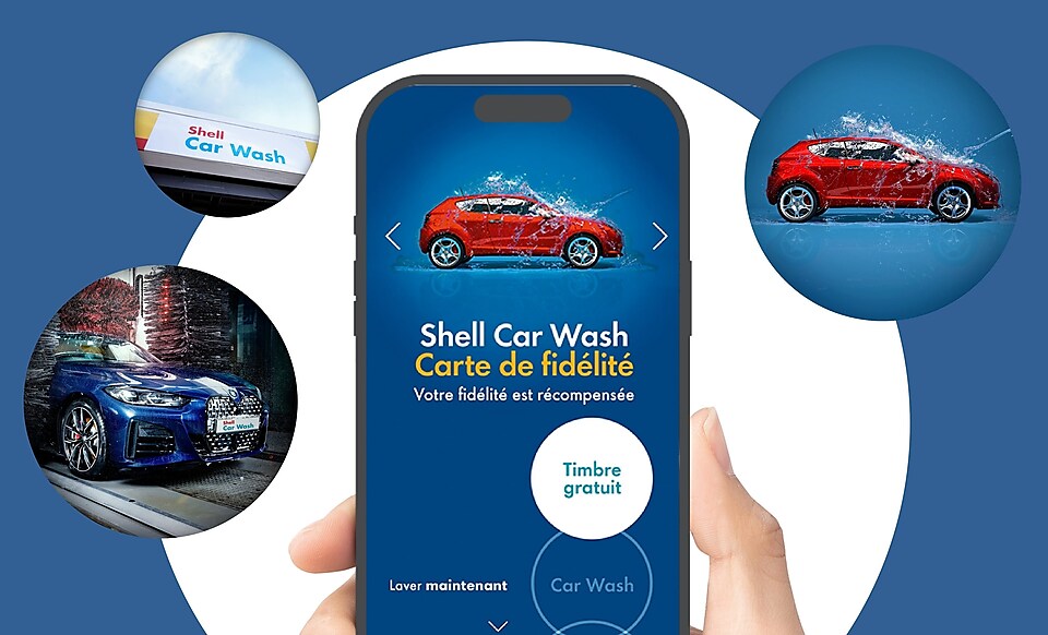 Un téléphone portable tenu par une main, montrant la carte de fidélité Shell Car Wash, avec en arrière-plan des images de voitures et de la station de lavage dans des encarts en forme de cercles.