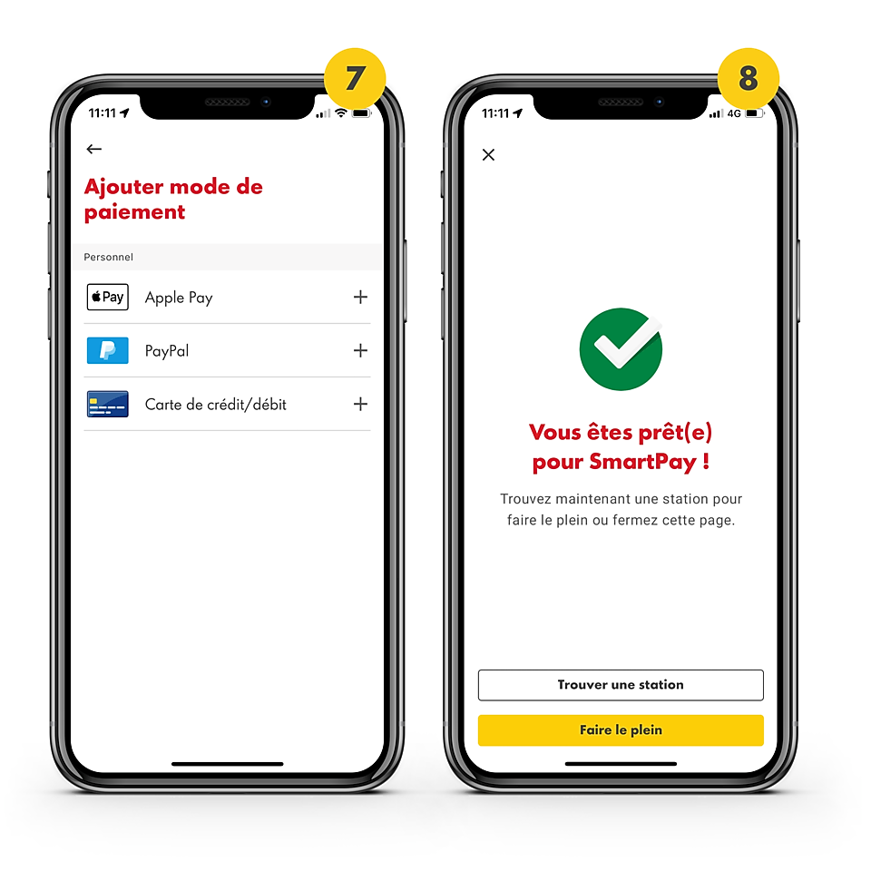 On voit 2 téléphones portables avec l'application Shell CH ouverte. Le 1er est marqué en haut d'un 7 dans un cercle jaune. Il montre l'écran sur l'app Shell où l'on doit choisir le mode de paiement pour Shell Smartpay. Les options sont les suivantes : Apple Pay, PayPal, carte de crédit ou de débit.   Le 2e écran de téléphone portable, également marqué d'un petit 8 dans un cercle jaune en haut à droite, montre un cercle vert avec une coche et la confirmation que l'on est configuré pour Shell SmartPay.