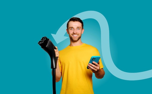Un homme en t-shirt jaune tient un câble de recharge pour voiture électrique dans une main et un smartphone dans l’autre, sur un fond bleu avec un symbole de flèche.