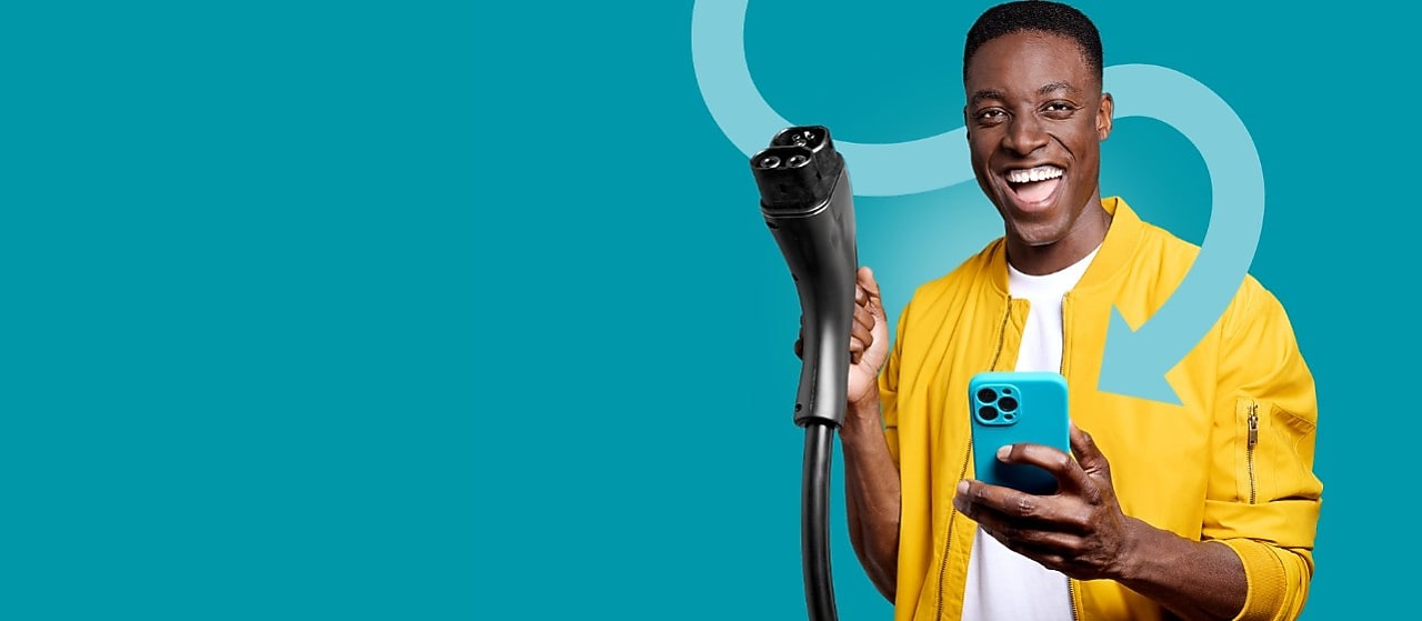 Lächelnde junge Frau mit einem Smartphone