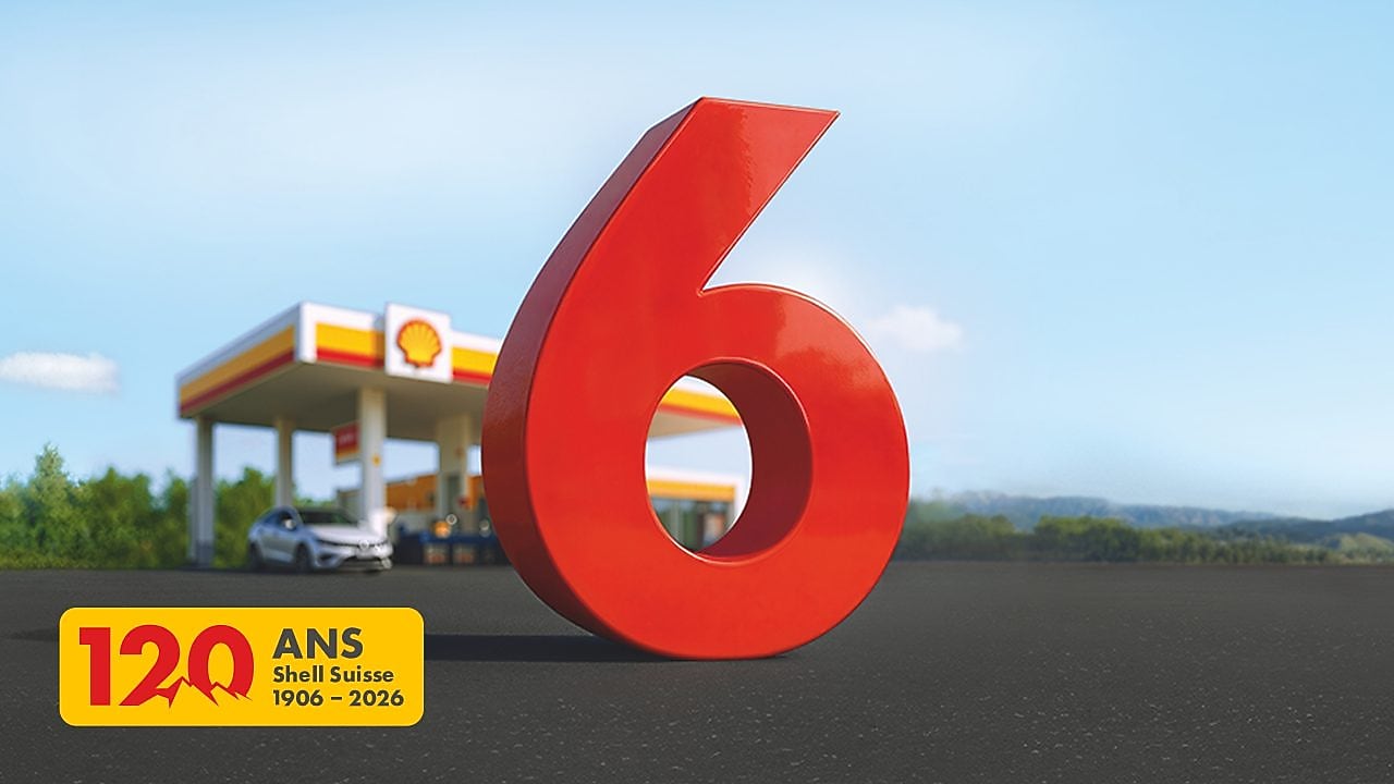Grand chiffre 6 rouge devant une station-service Shell – visuel de l’action d’économie de 6 centimes par litre sur les carburants.