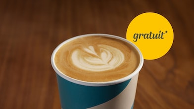 Gobelet à café Shell Café sur fond marron avec le titre Plaisir gratuit
