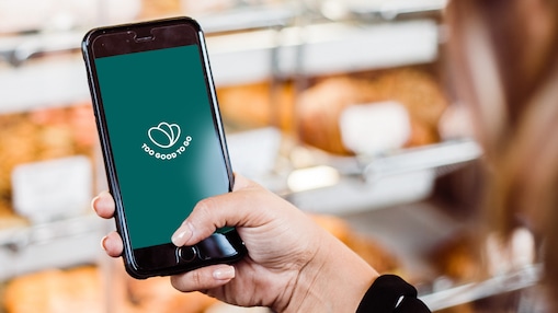 Une personne ouvre l’application Too Good To Go sur son smartphone.
